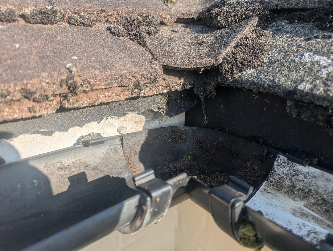 Gutter-Cleaning-Keeps-Thame-Flowing 1