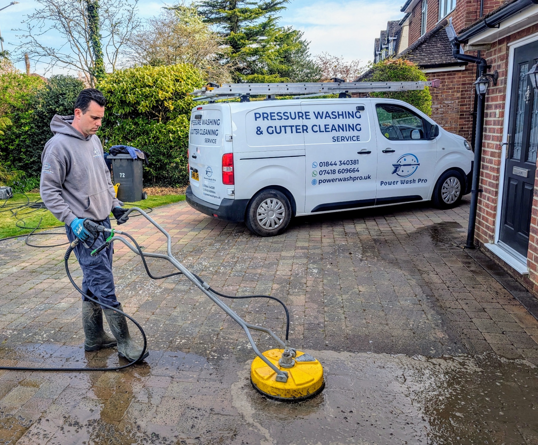 Rotary surface cleaner producing an even, stripe-free finish