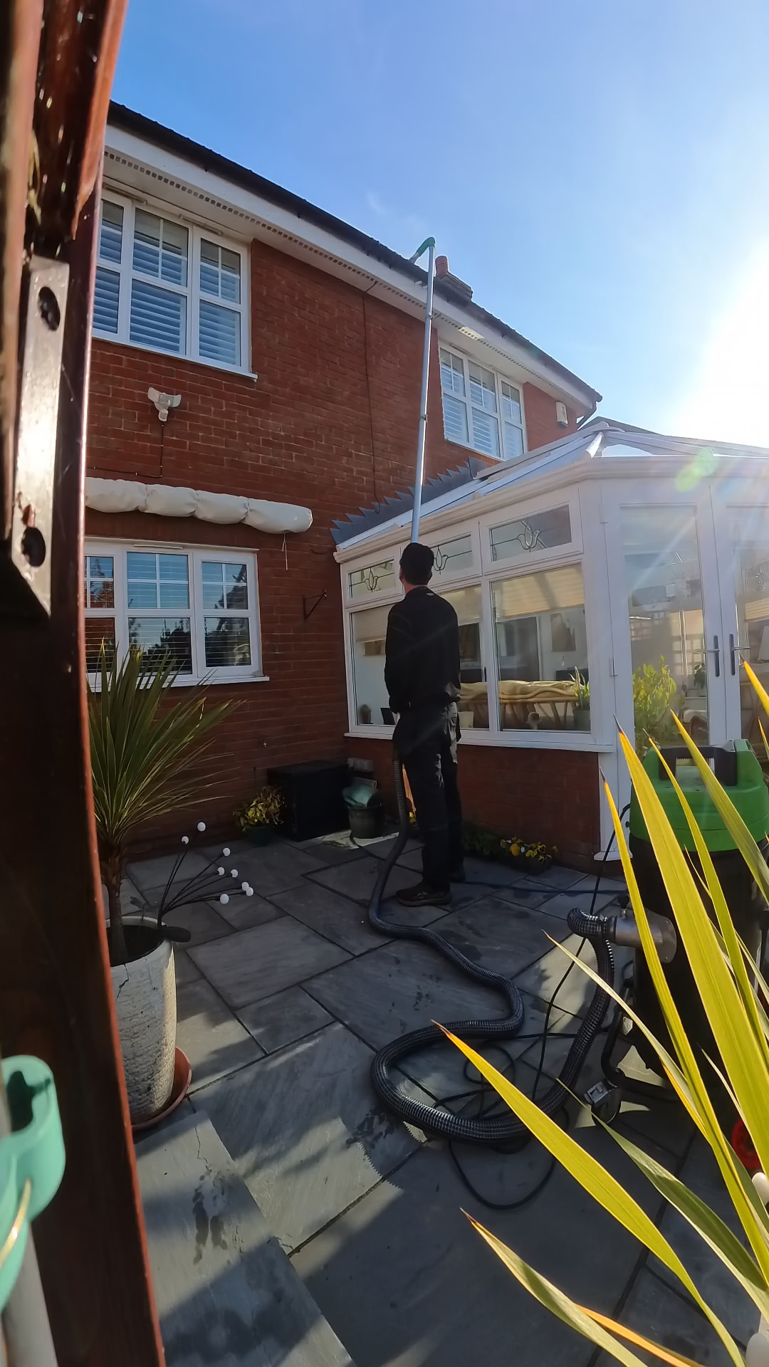 Gutter clearing in action – Working along the gutters with the vacuum pole