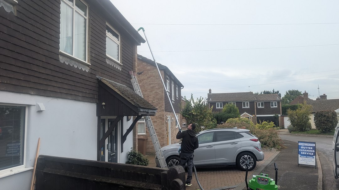 Gutter-Cleaning-Service-in-Haddenham 0