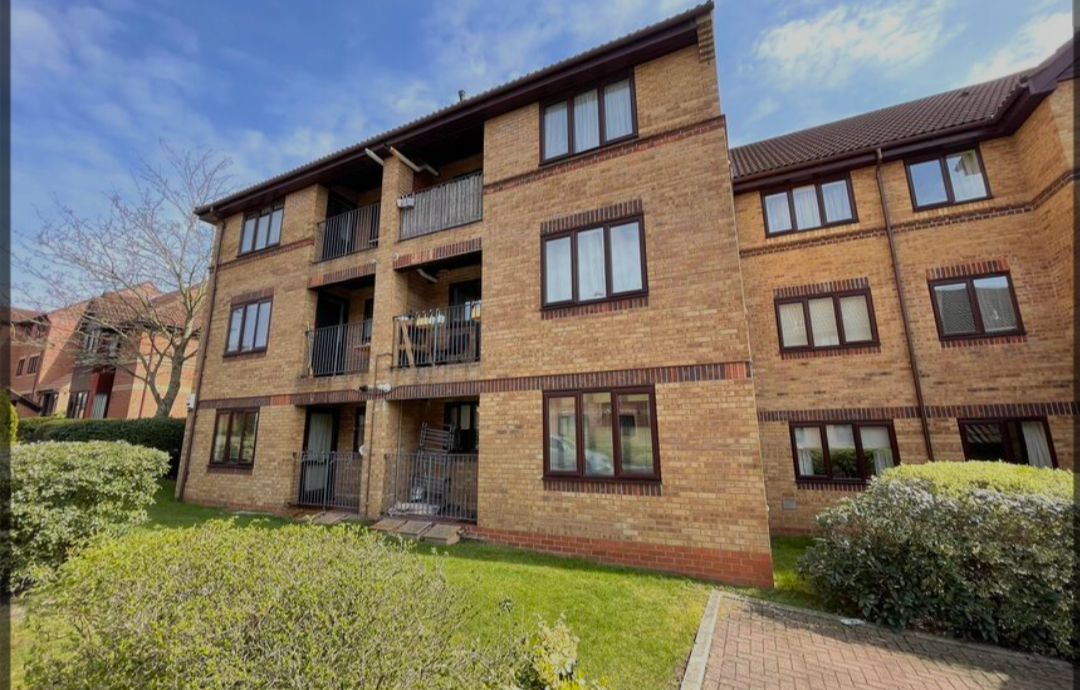 Gutter Cleaning at block of flats in Oxford 