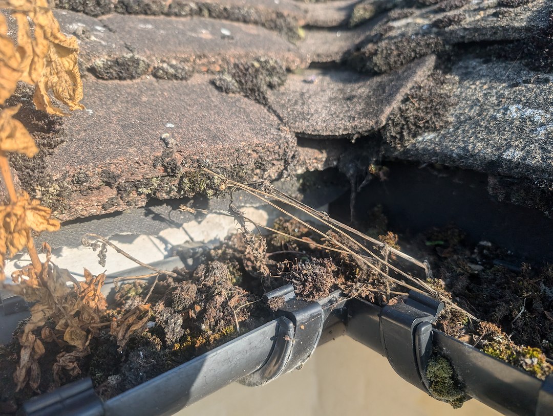 Gutter Cleaning Keeps Thame Flowing