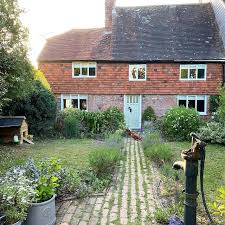 Gutter cleaning on 18th century Long Crendon cottage 