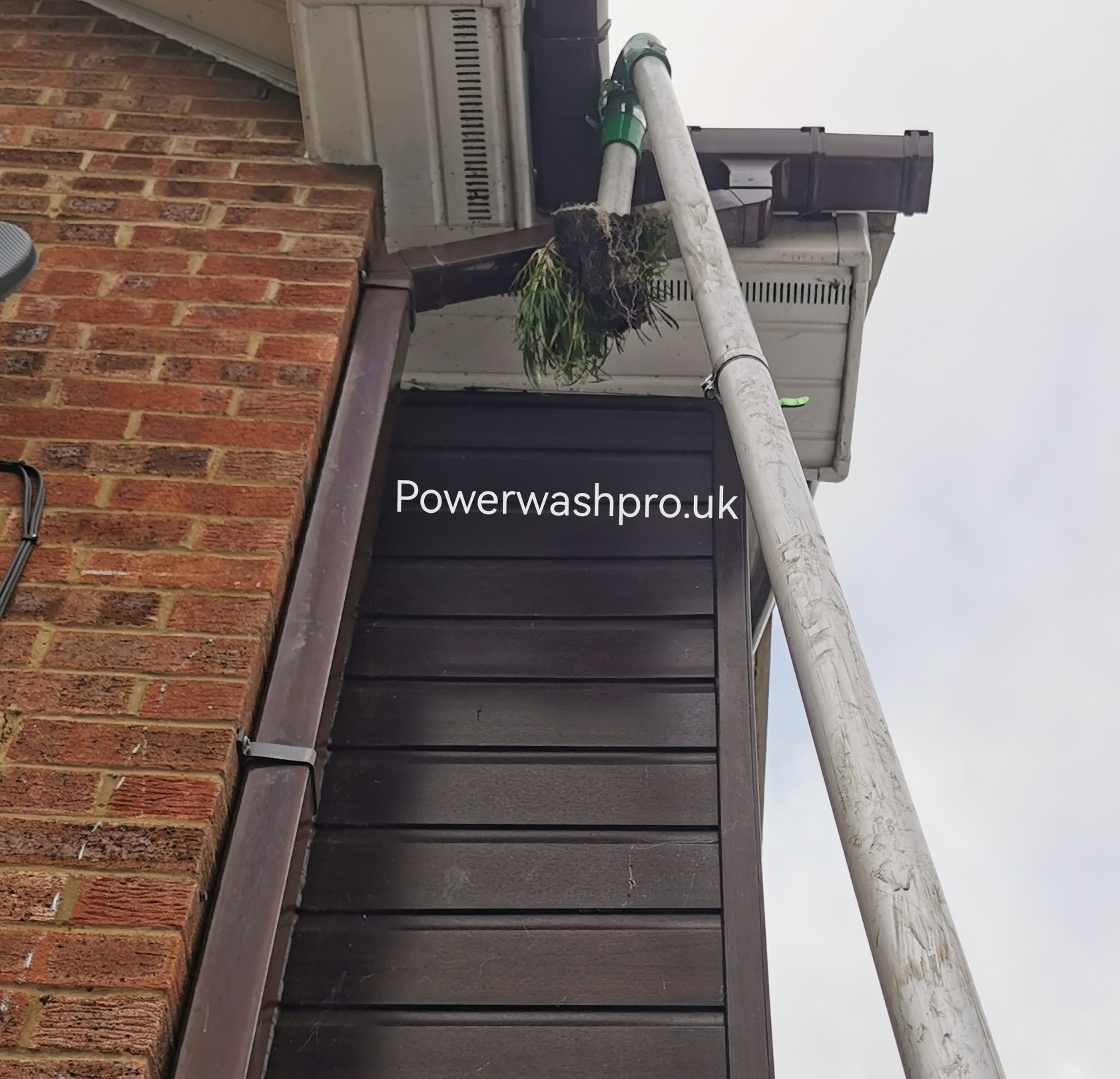 Unblocking The Unblockable Downpipe. Gutter Cleaning In Thame 